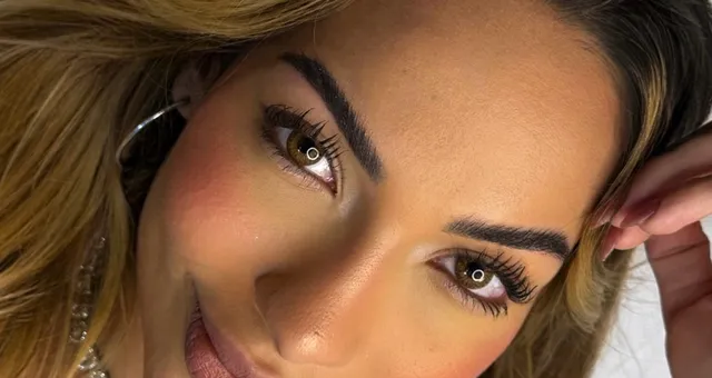 Olhos e sobrancelhas de uma cliente, foto do studio